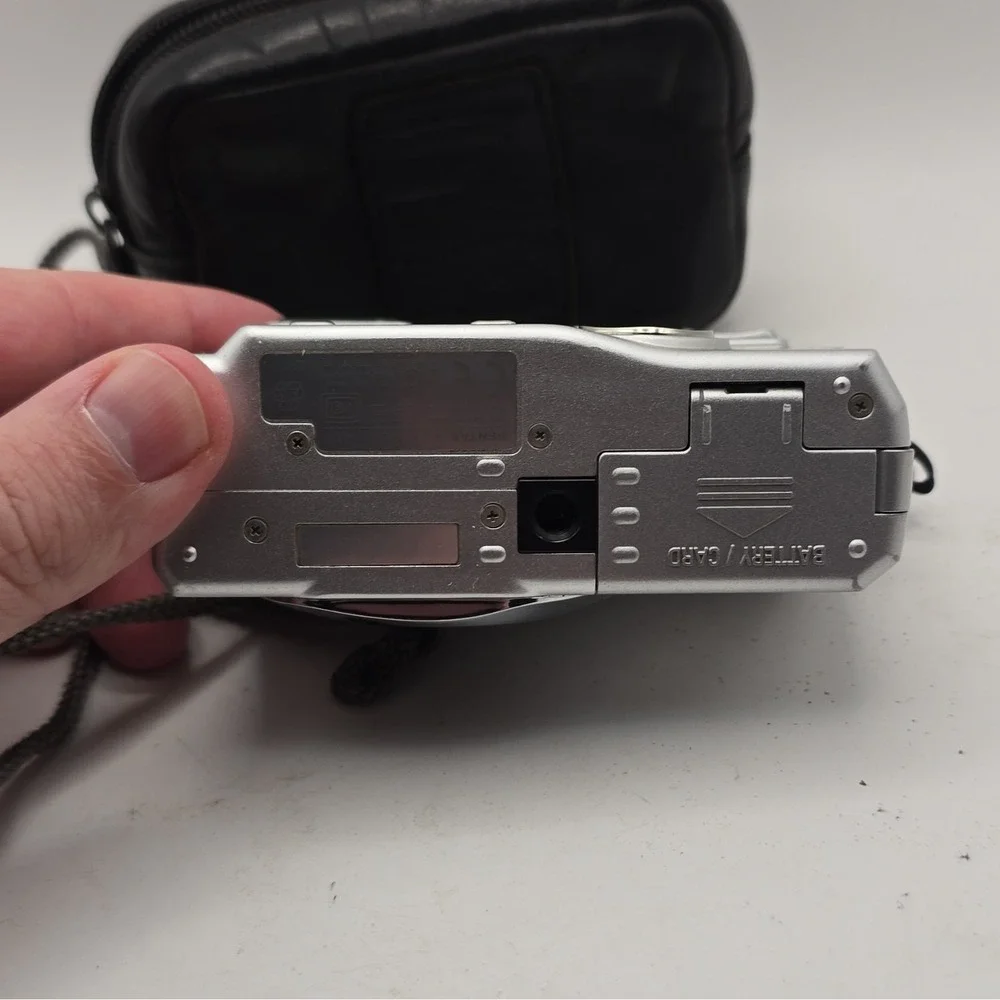 PENTAX Optio 550 5.0MP Compact Digital Camera 5x Zoom Silver w/ Case UNTESTED